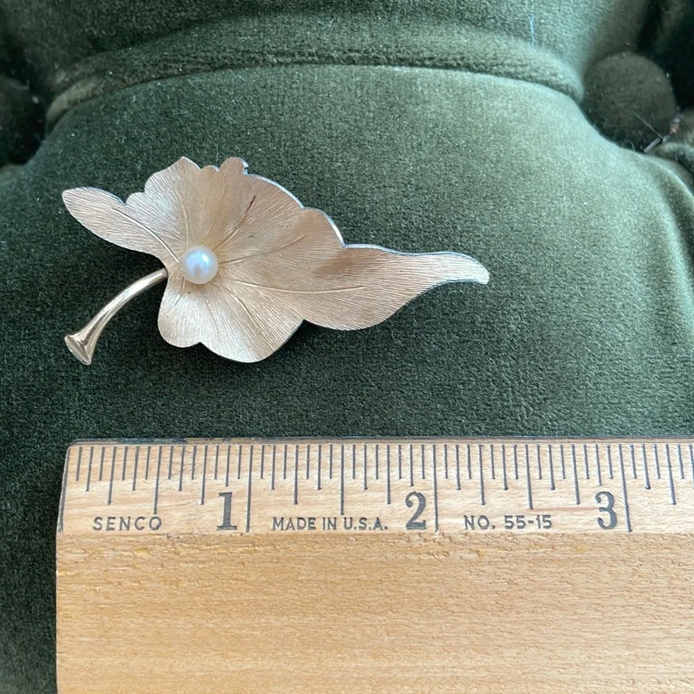 Vintage Leaf Brooch/Pin & Earrings, Brushed Gold Tone w/Faux Pearls, Unsigned - Picture 3 of 6